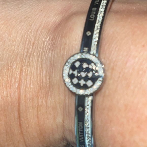 Elegant Hinged Bracelet – Timeless and Chic designer Louis V. - Picture 5 of 7